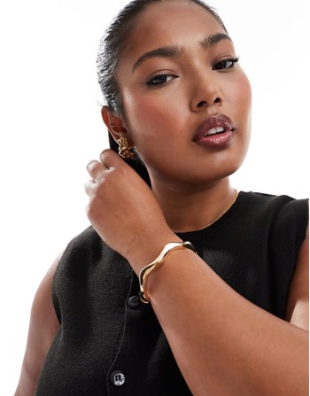 Curve bangle bracelet with wave detail in gold tone