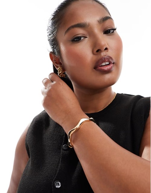 Curve bangle bracelet with wave detail in gold tone