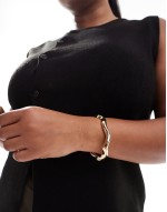 Curve bangle bracelet with wave detail in gold tone