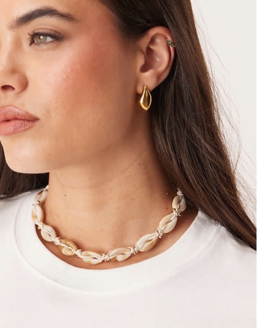 Curve choker necklace with faux shell design in neutral