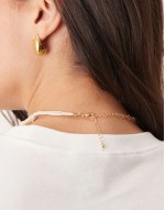 Curve choker necklace with faux shell design in neutral