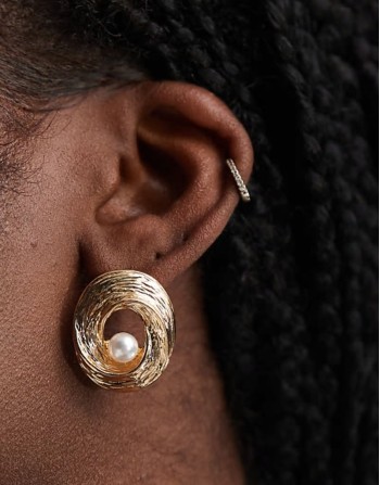 vintage style cutout pearl stud earrings in gold