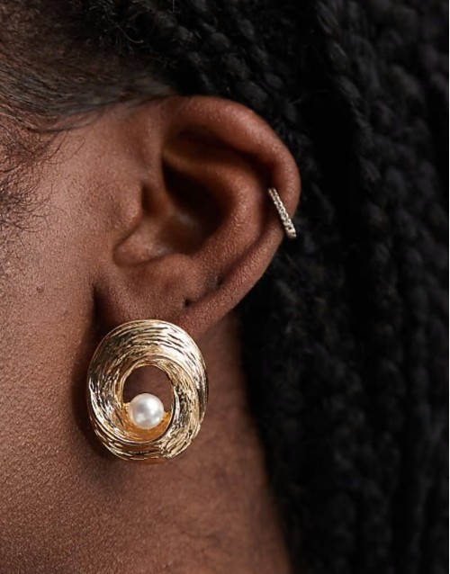 vintage style cutout pearl stud earrings in gold