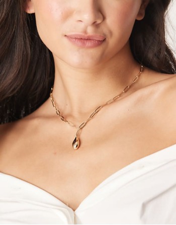 necklace with teardrop pendant in gold tone