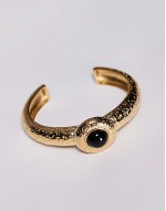 cuff bracelet with black stone in 18k gold plated