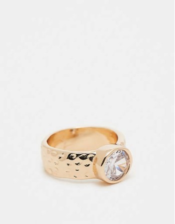 ring with hammered band and cubic zirconia crystal in gold tone