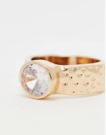 ring with hammered band and cubic zirconia crystal in gold tone