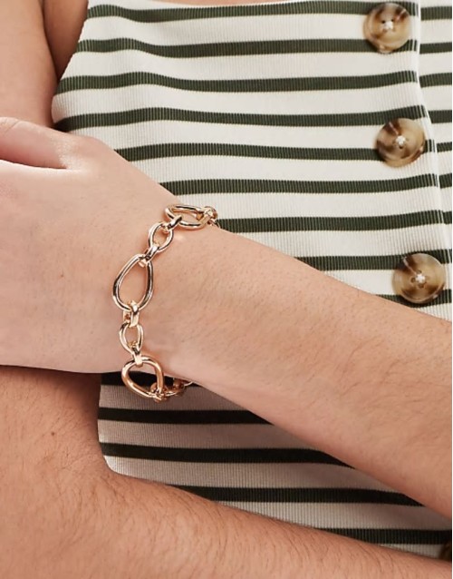 bracelet with oval chain detail in gold tone