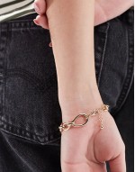 bracelet with oval chain detail in gold tone