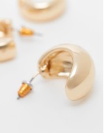 pack of 2 hoop earrings with minimal design in gold tone